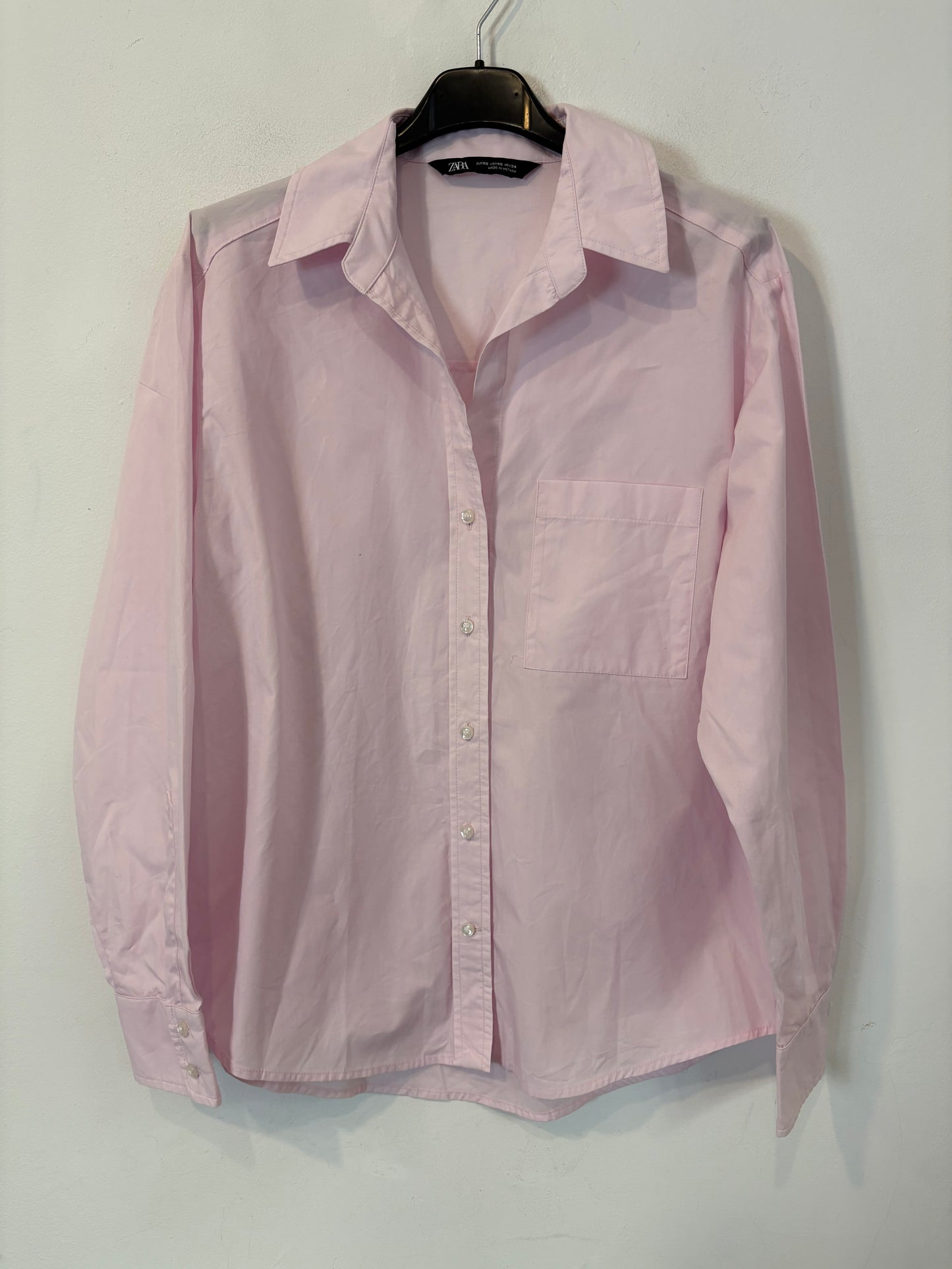 ZARA. Camisa rosa claro bolsillo