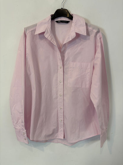 ZARA. Camisa rosa claro bolsillo