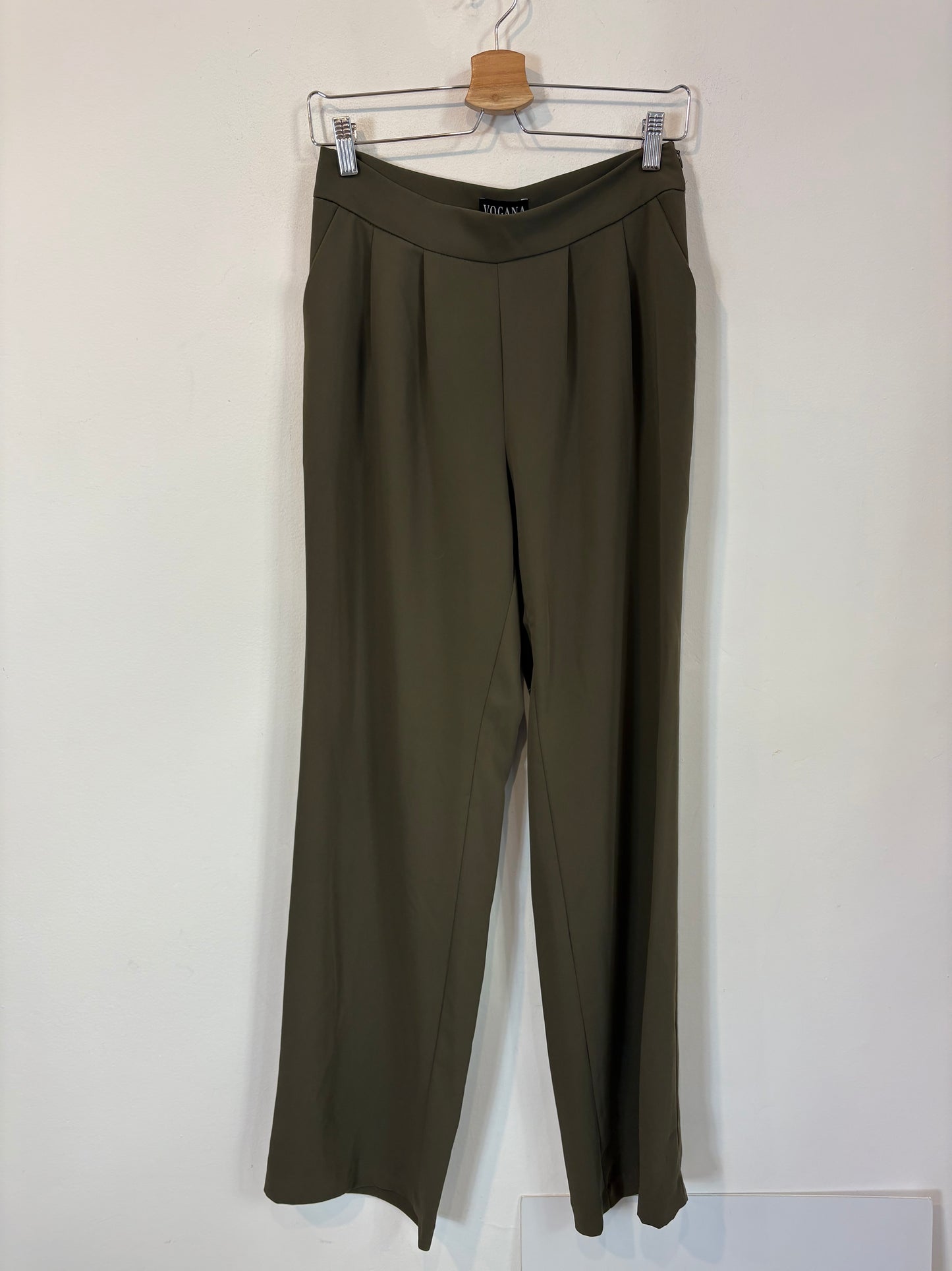 VOGANA. Total look verde fluido