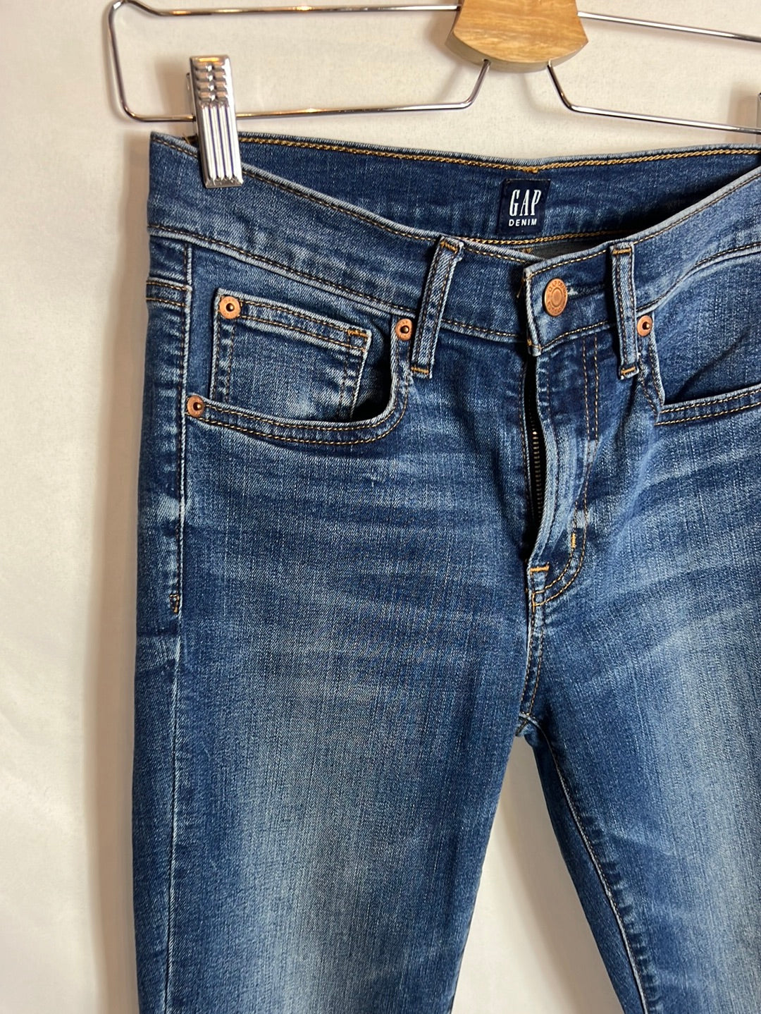 GAP. Mid-rise skinny jeans. Size 34