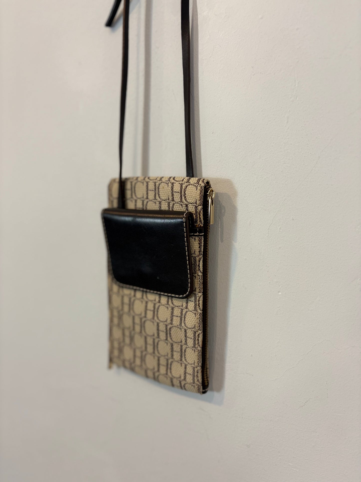 CAROLINA HERRERA. Bolso bandolera anagrama