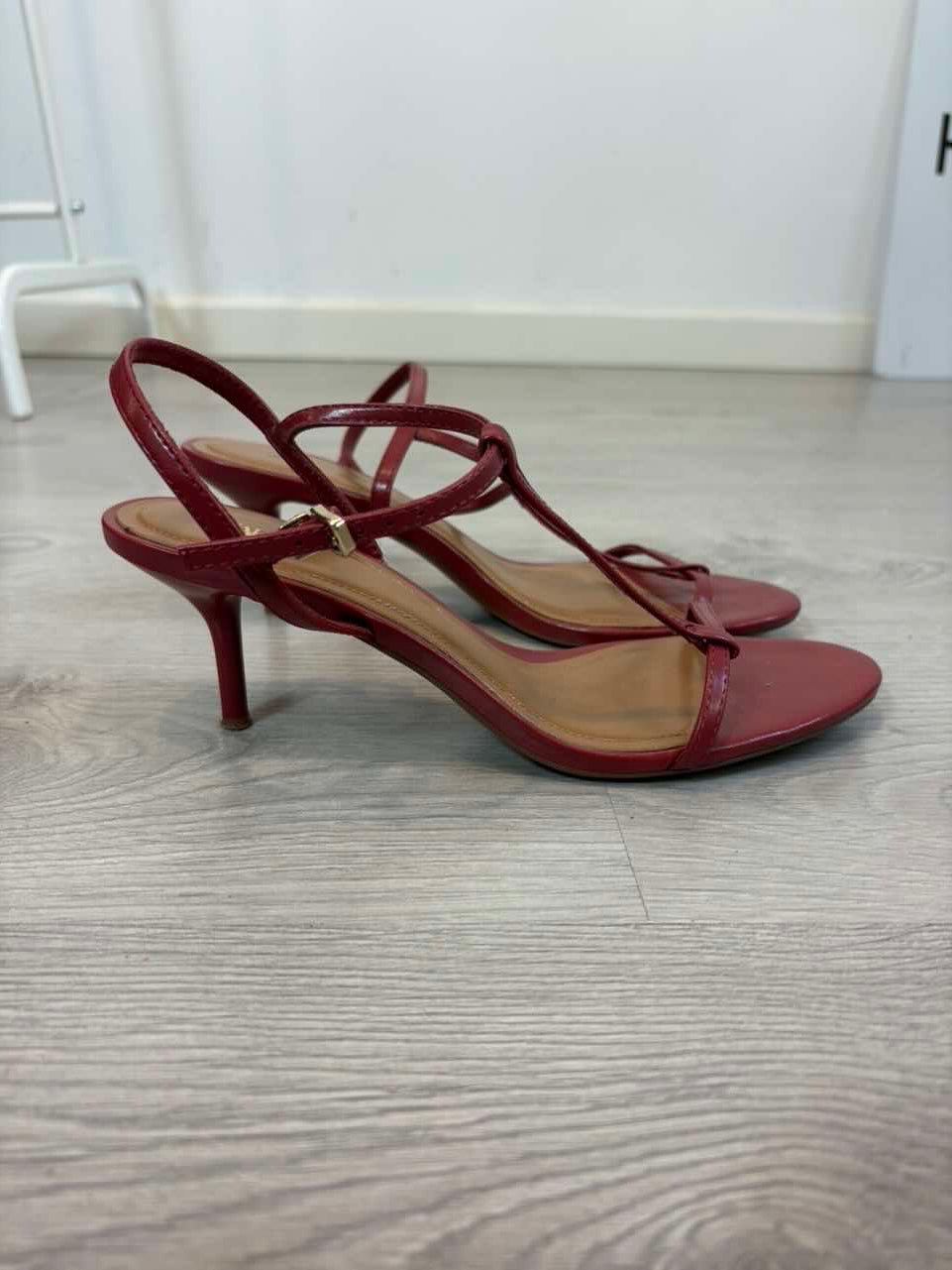ZARA. Sandalia tiras rojiza. T 38