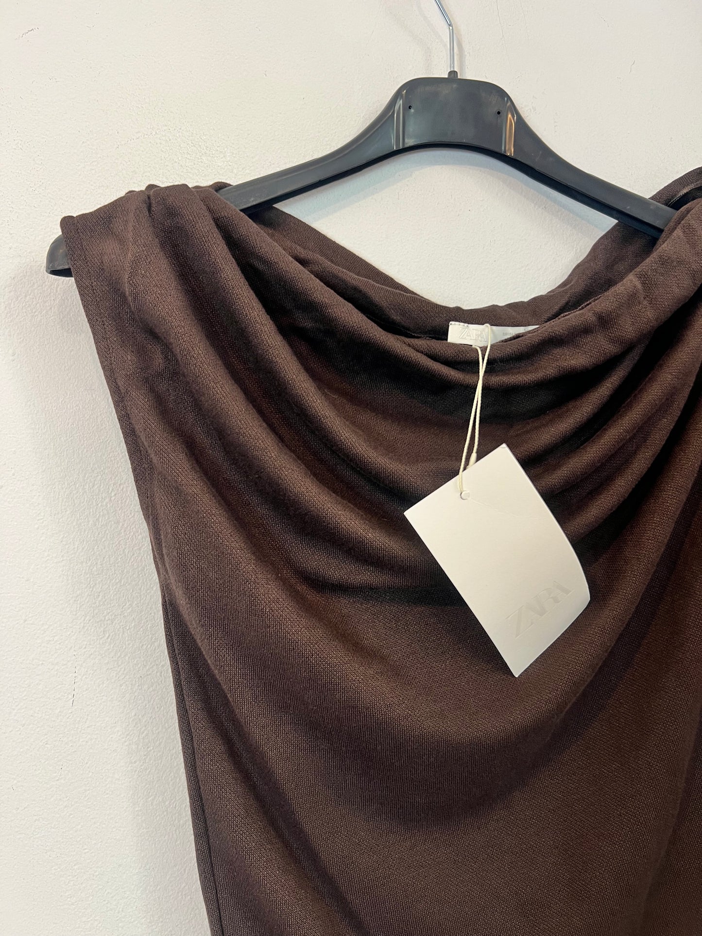 ZARA. Top marrón cuello asimétrico