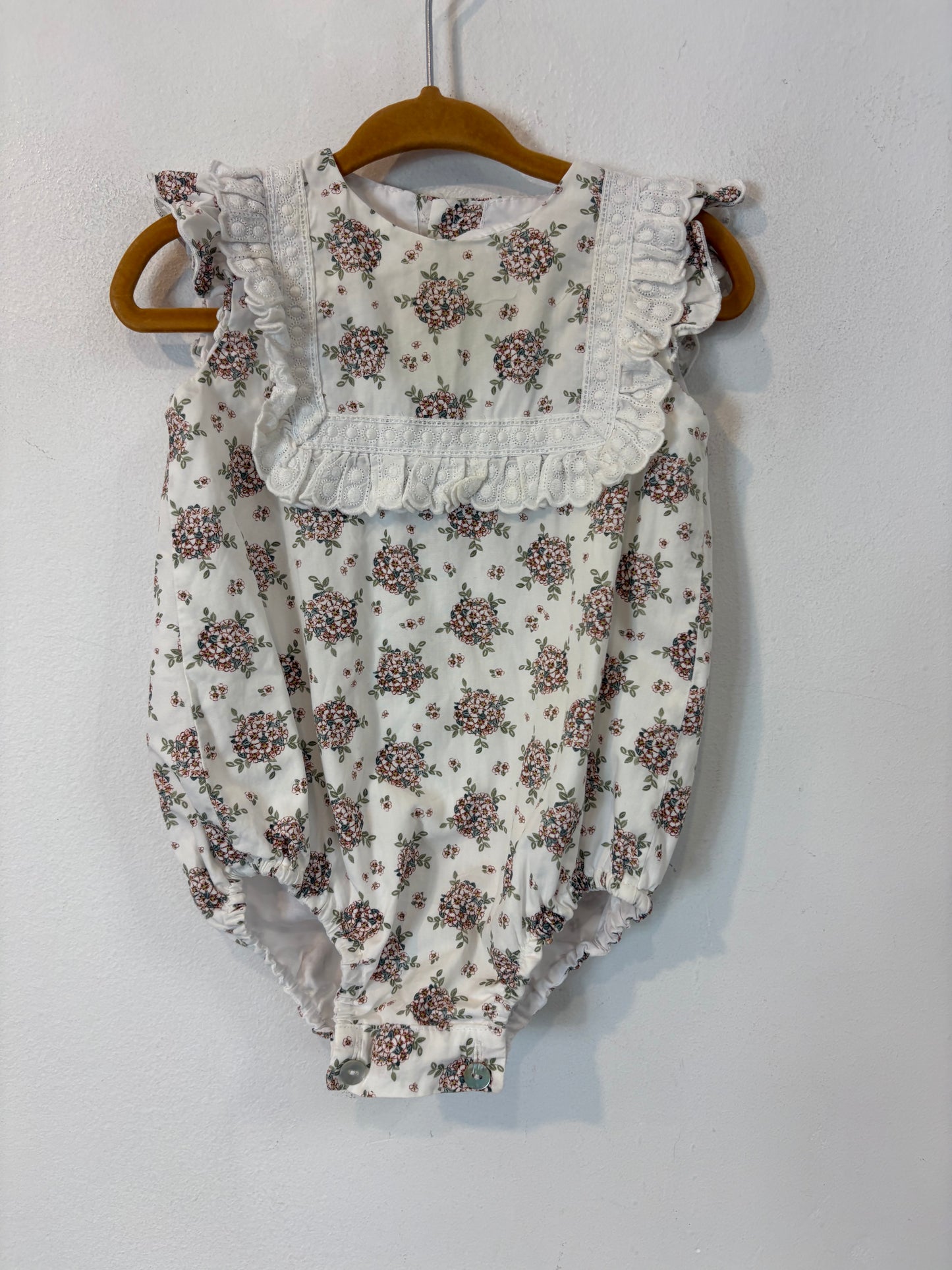 CALATEA. Ranita color crudo flores. T 9 meses
