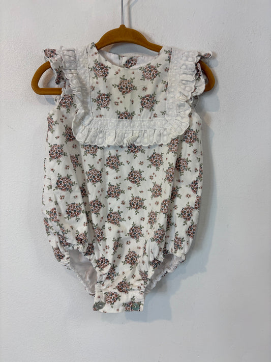 CALATEA. Ranita color crudo flores. T 9 meses
