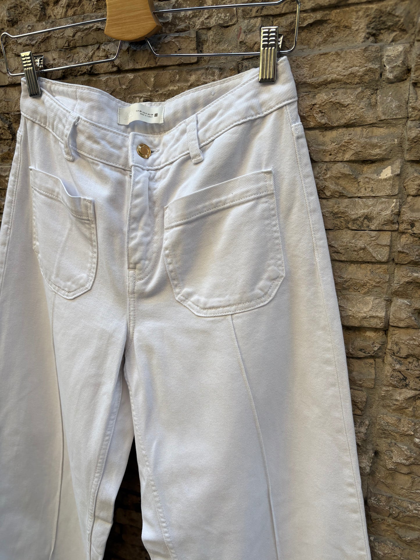 ZARA. Denim blanco bolsillos