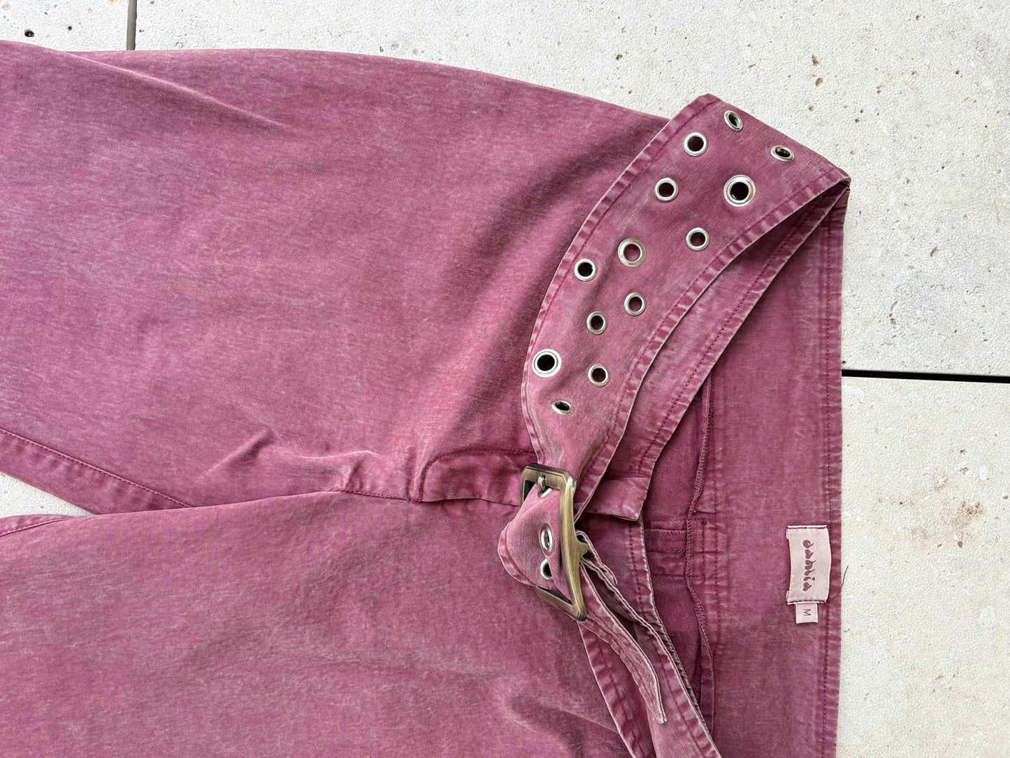 DAHLIA. Pantalones granate efecto desgastado