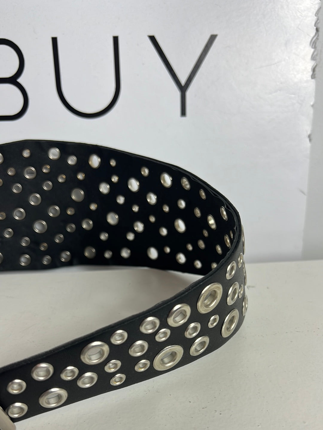 OTRAS. Cinturón asiemtrico tachuelas