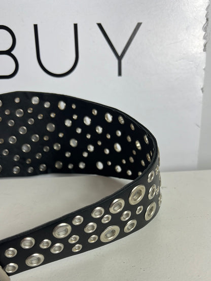 OTRAS. Cinturón asiemtrico tachuelas