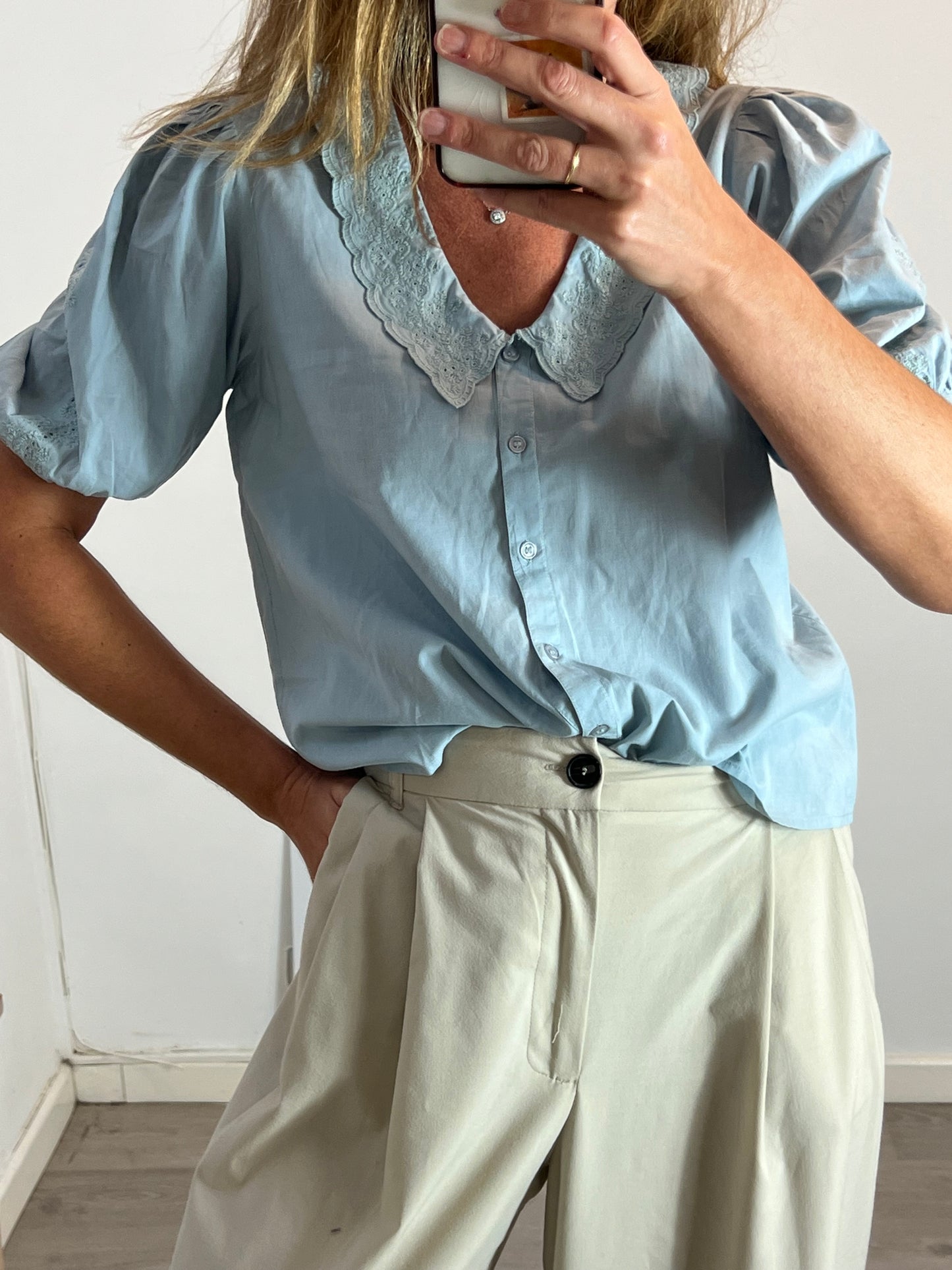 PETITE MENDIGOTE. Blusa azul cuello bordado T.s