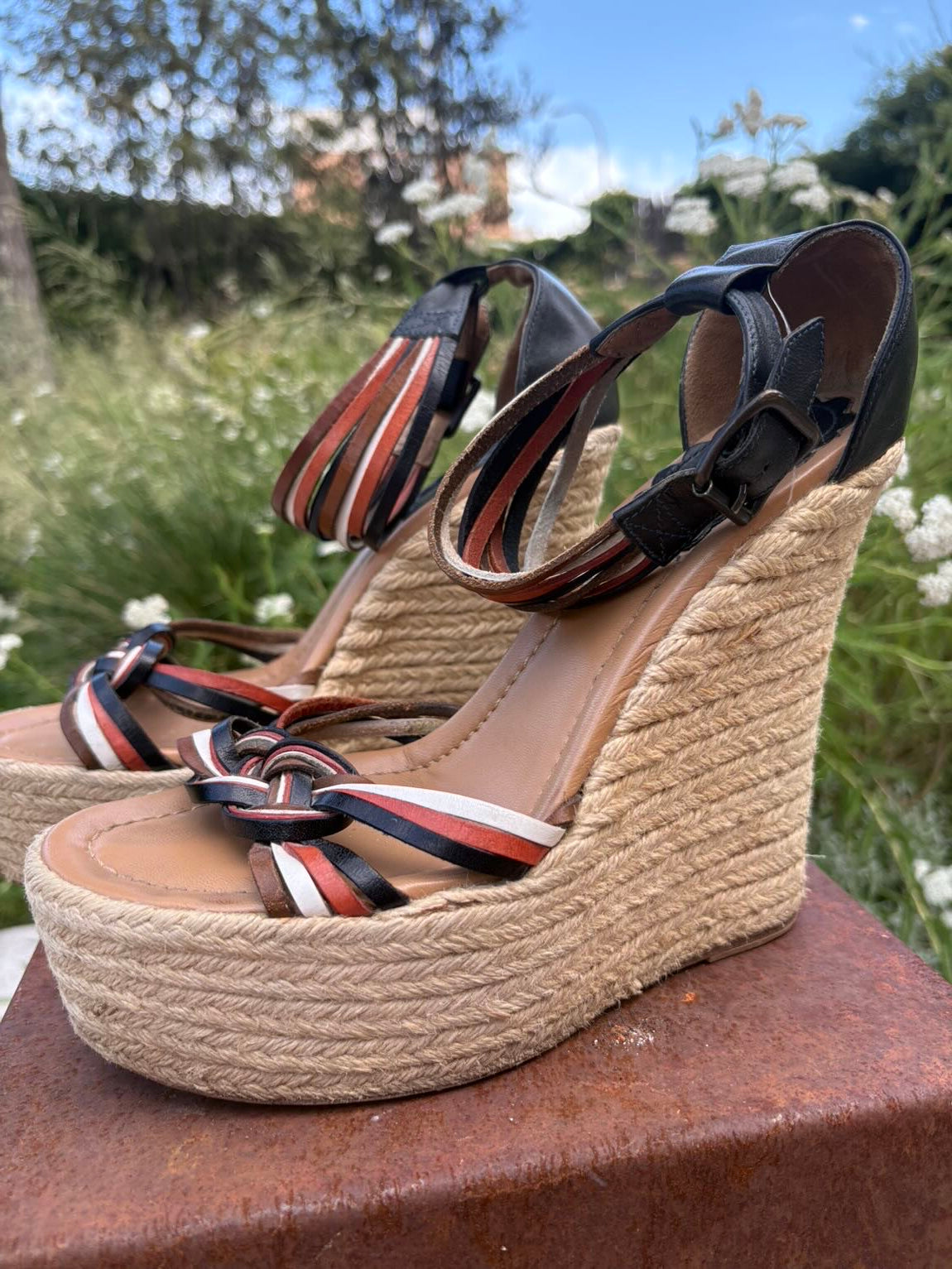 RED VALENTINO. Cuña esparto tiras piel. T 39