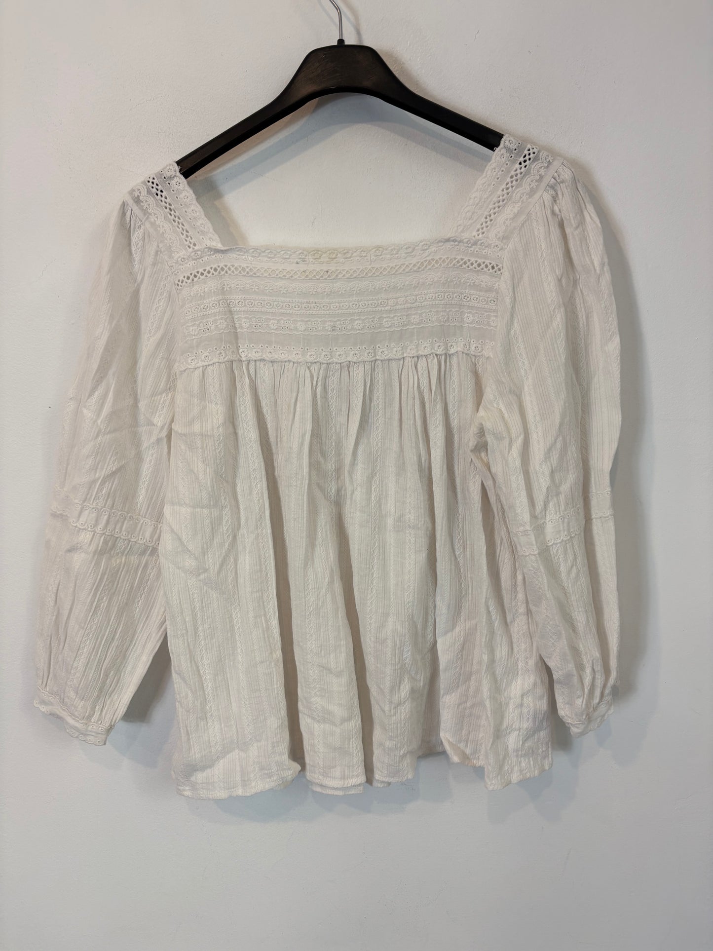 OTRAS. Blusa blanca detalla escote. T S