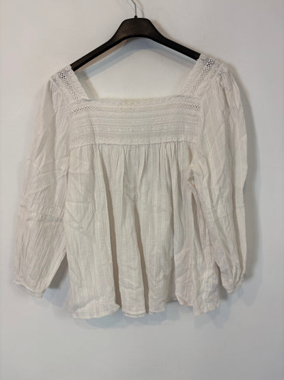 OTRAS. Blusa blanca detalla escote. T S