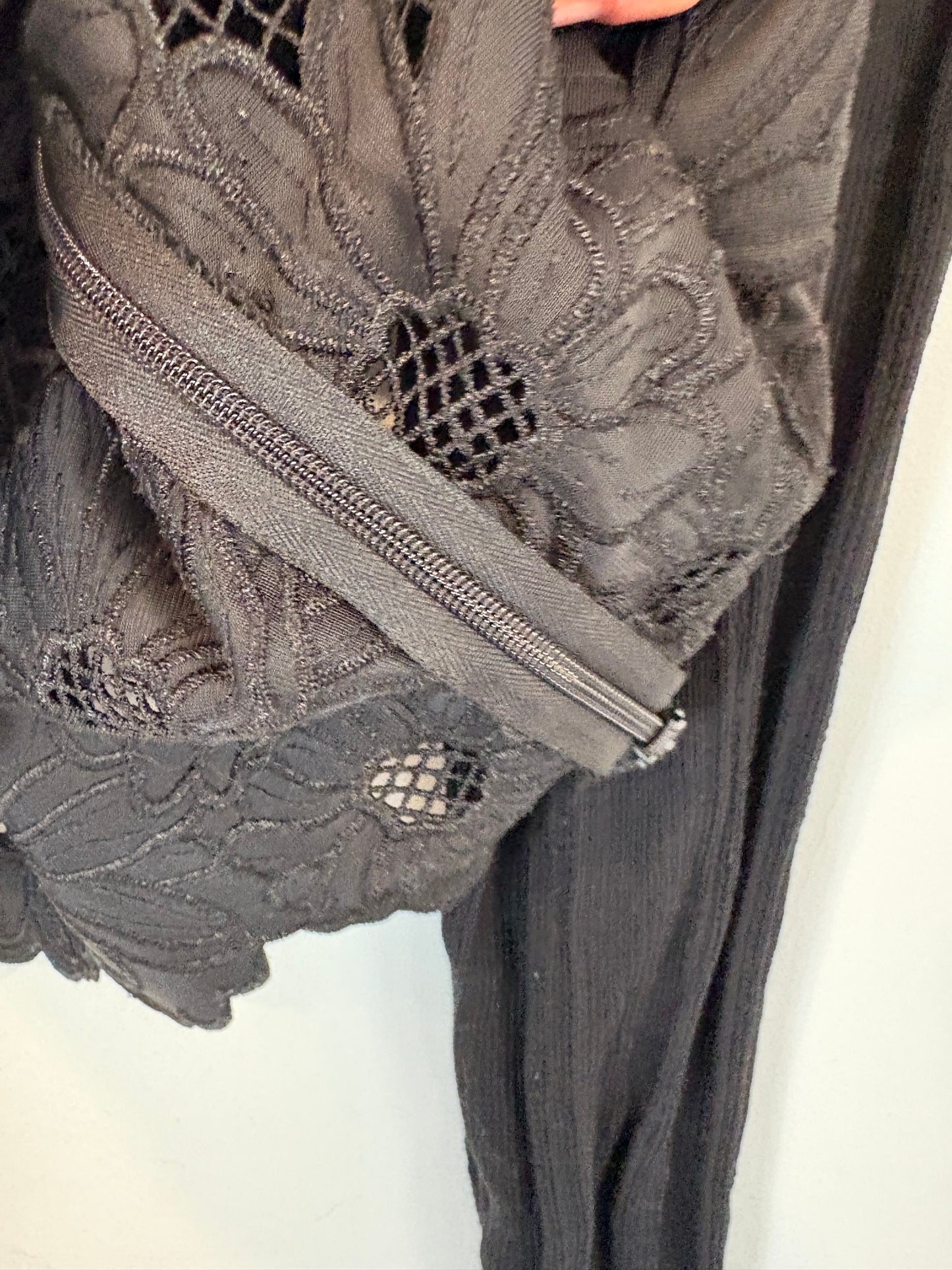 SANDRO. Top negro flores encaje T.2(s/m)