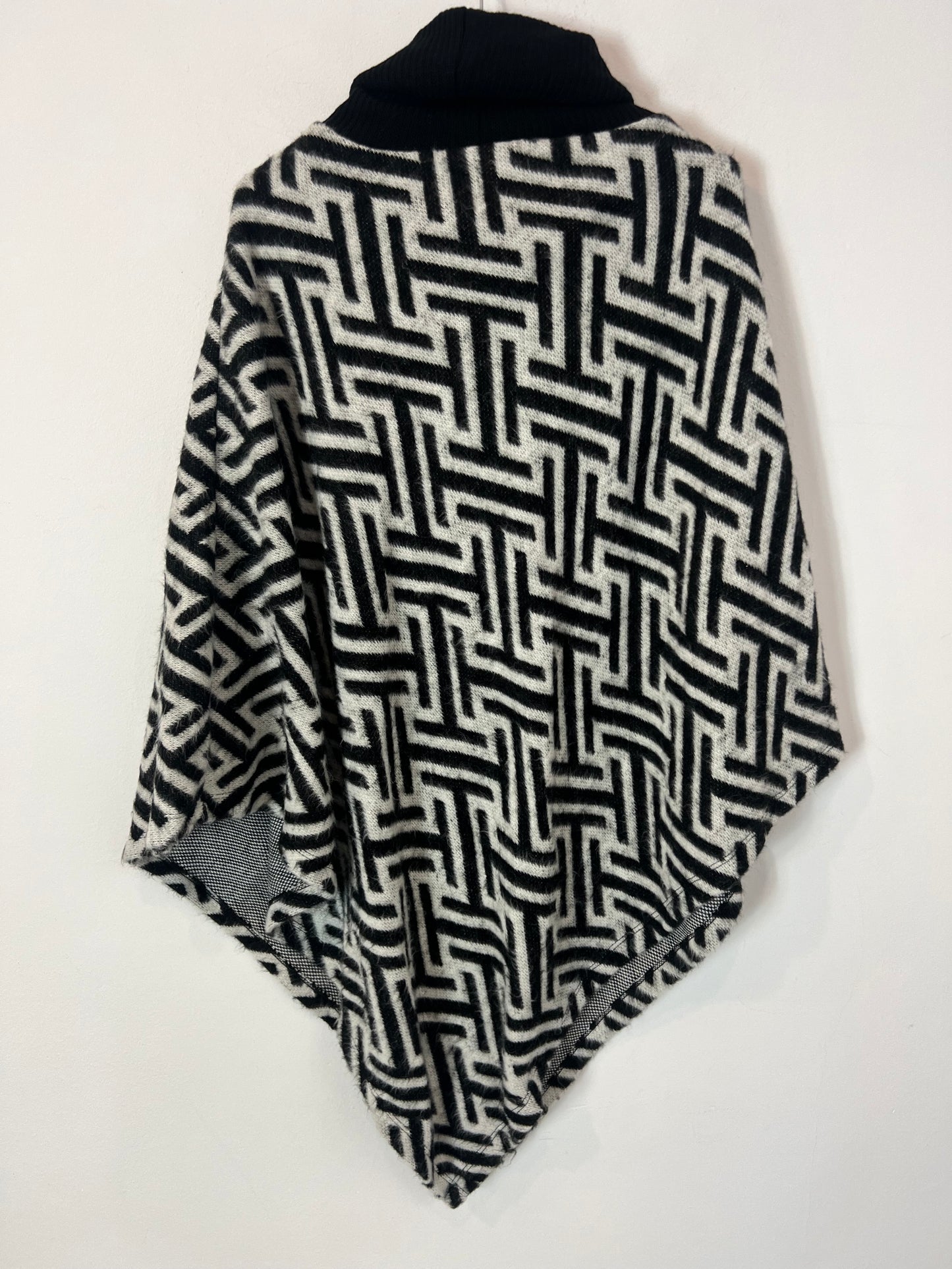 OTRAS. Poncho bicolor cuello alto. T S/M
