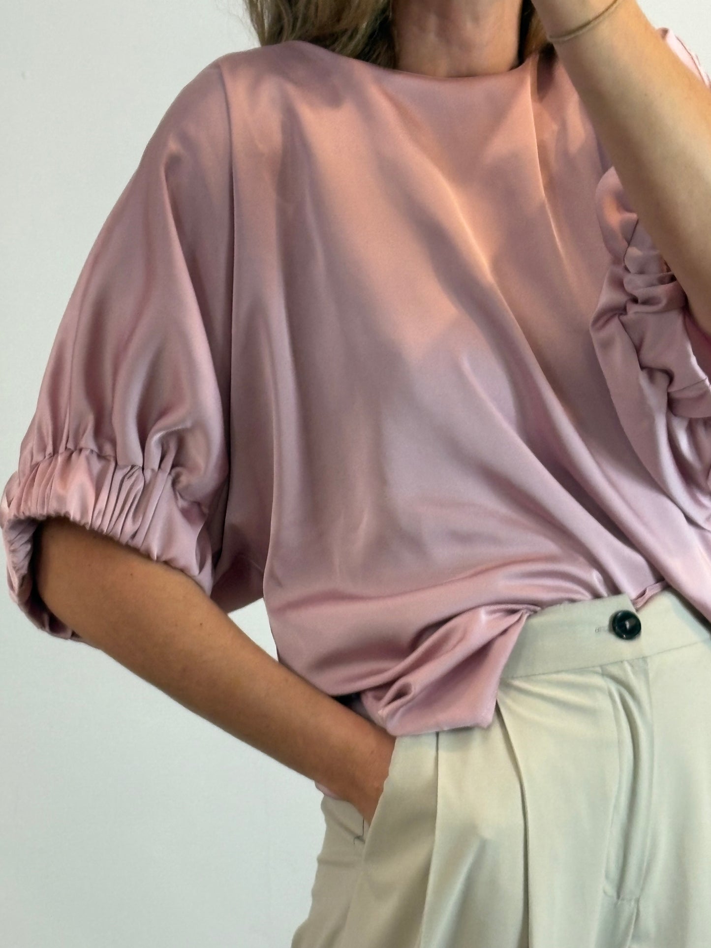 NURIA COBO. Blusa rosa satinada detalle manga