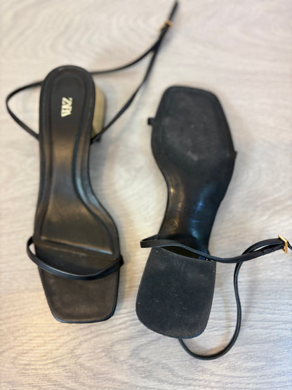 ZARA. Sandalia negra tacón dorado T.38