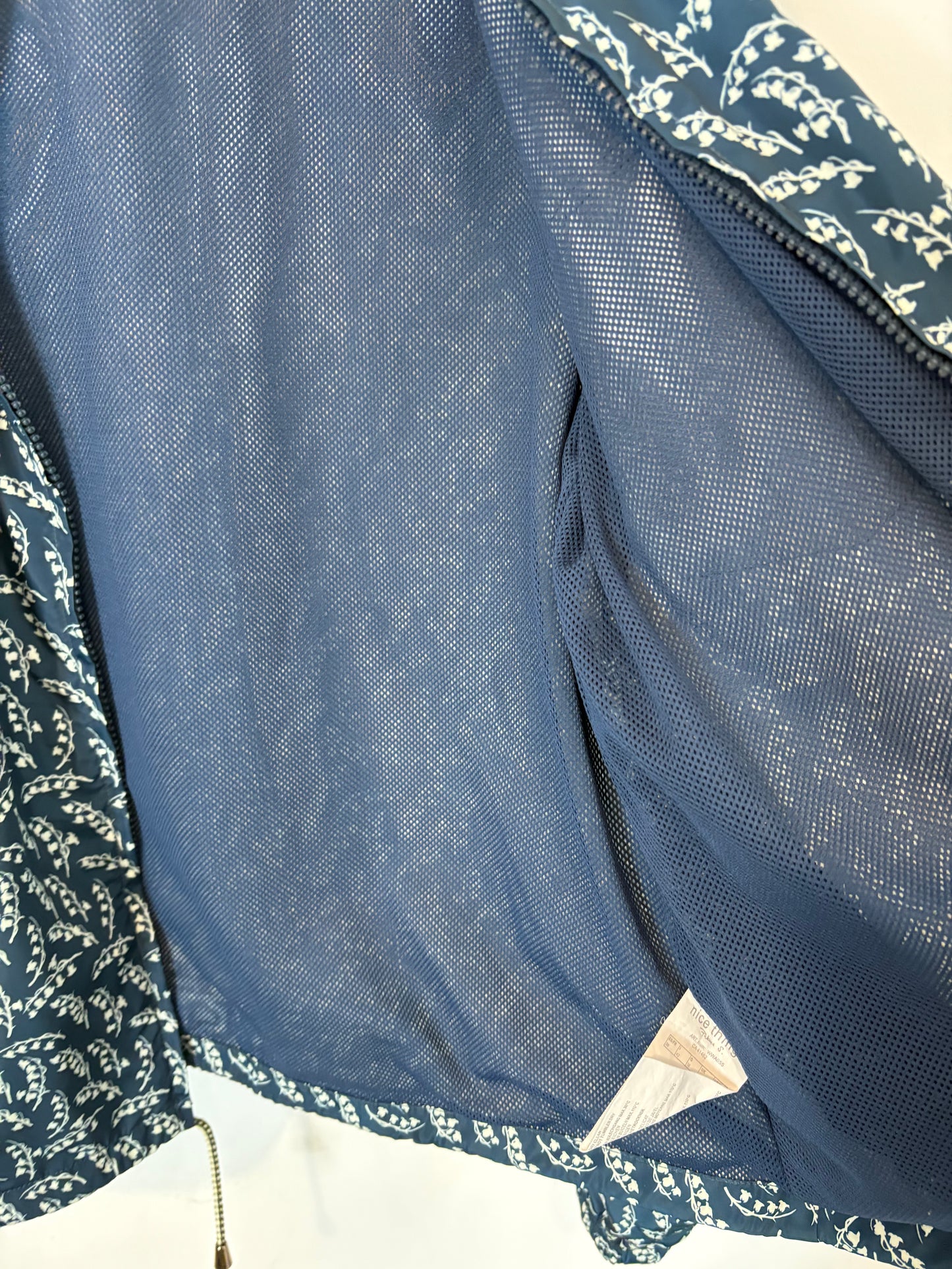 NICE THINGS .Chubasquero verde estampado