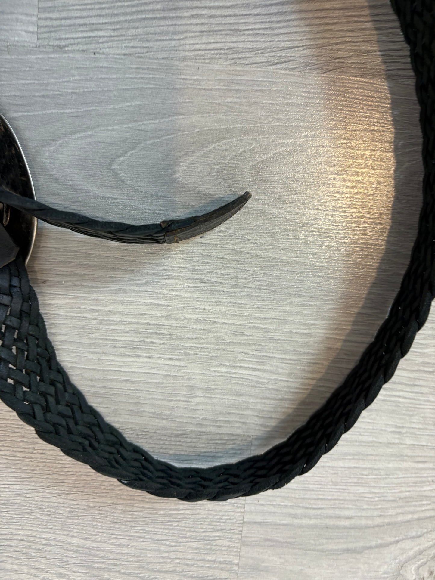 OTRAS. Cinturón negro piel trenzada