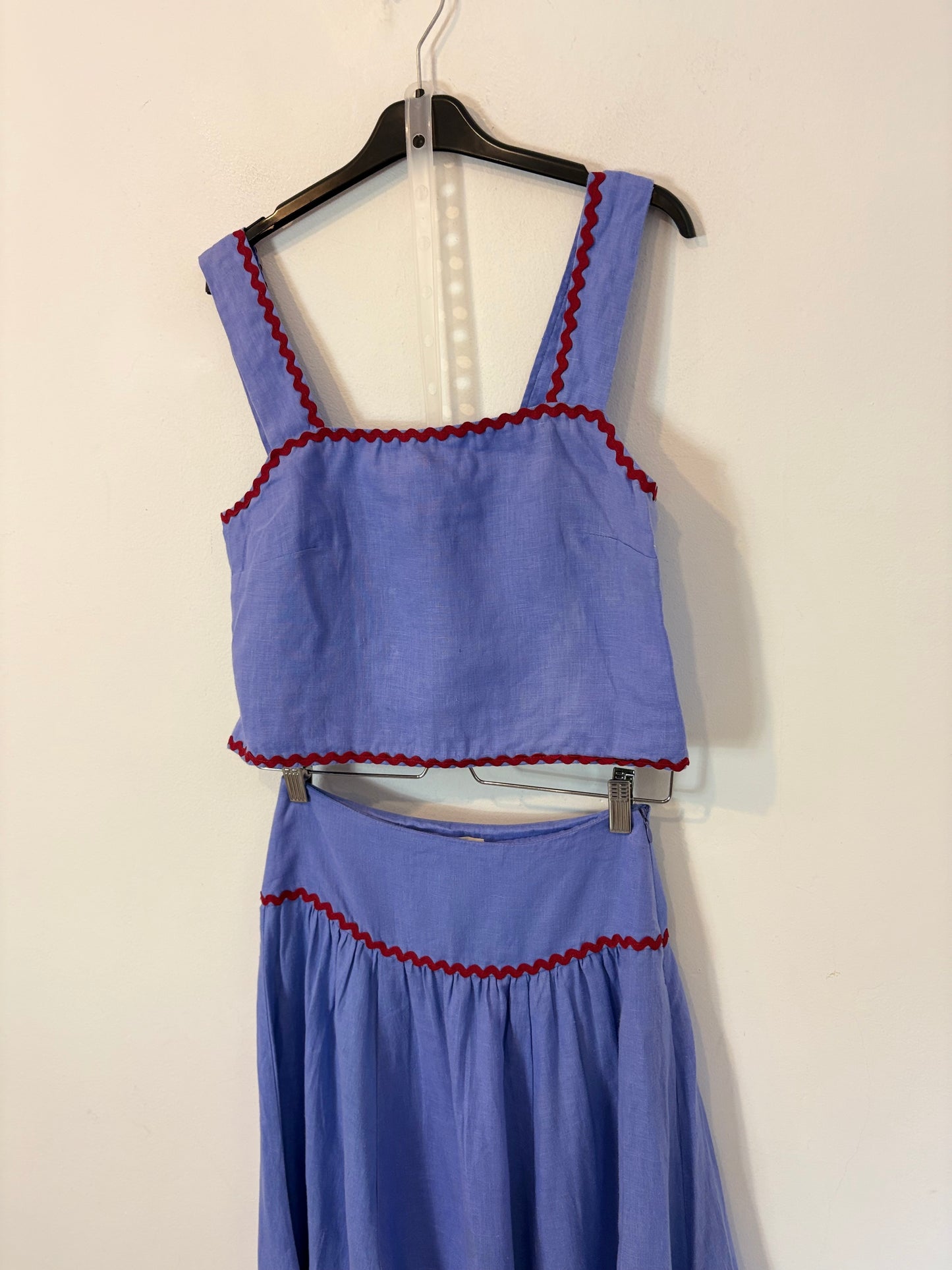 VOLANDA. Total look top y falda lino morado