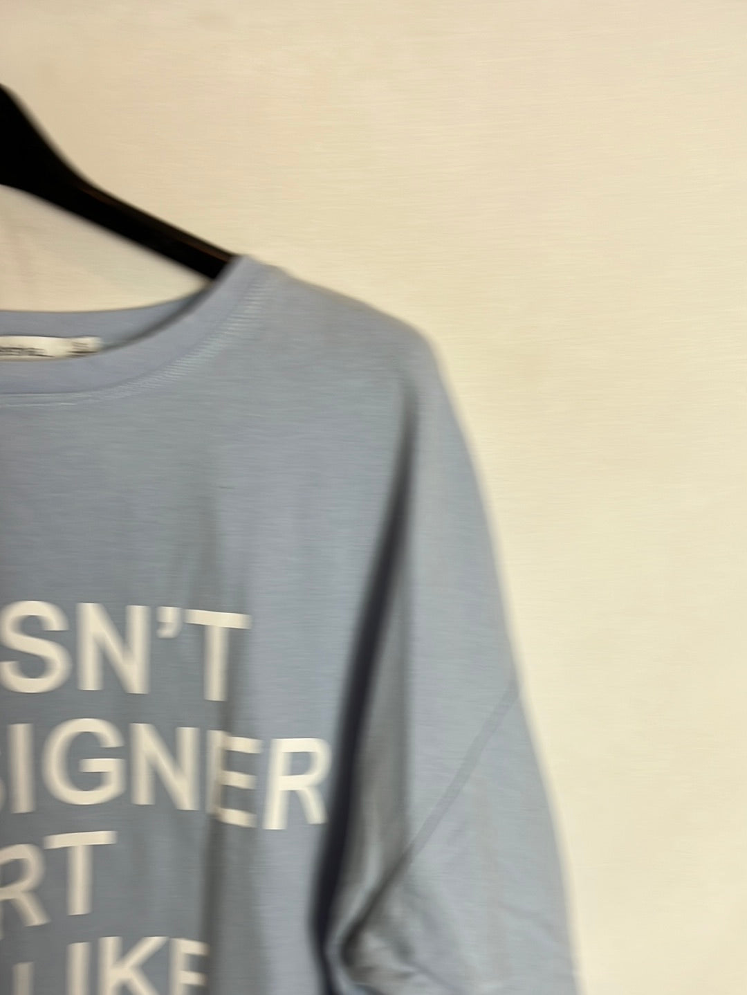 BERSHKA. Camiseta corta azul letras. T S