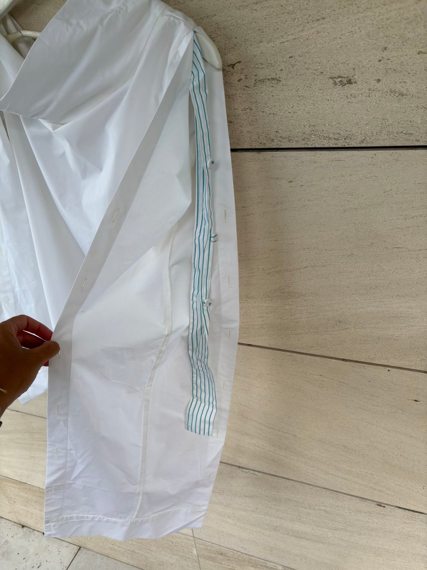 SILVIA TCHERASSI. Camisa blanca detalle mangas