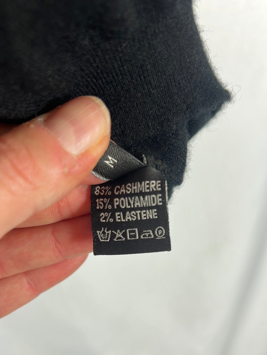 CORTANA. Crop top negro cashmere. T M (tara)