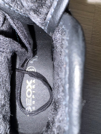 GEOX. Botines textura con tachuelas