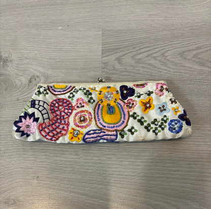 OTRAS. Bolso de mano abalorios colores