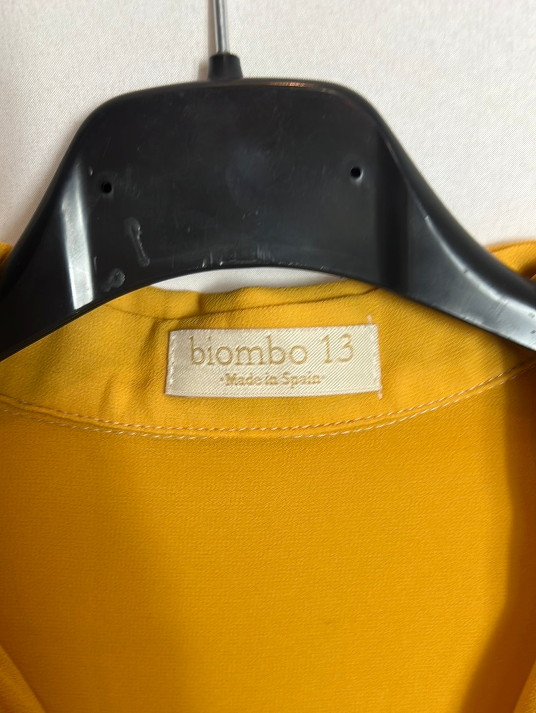 BIMANI. Blusa mostaza flecos T.s