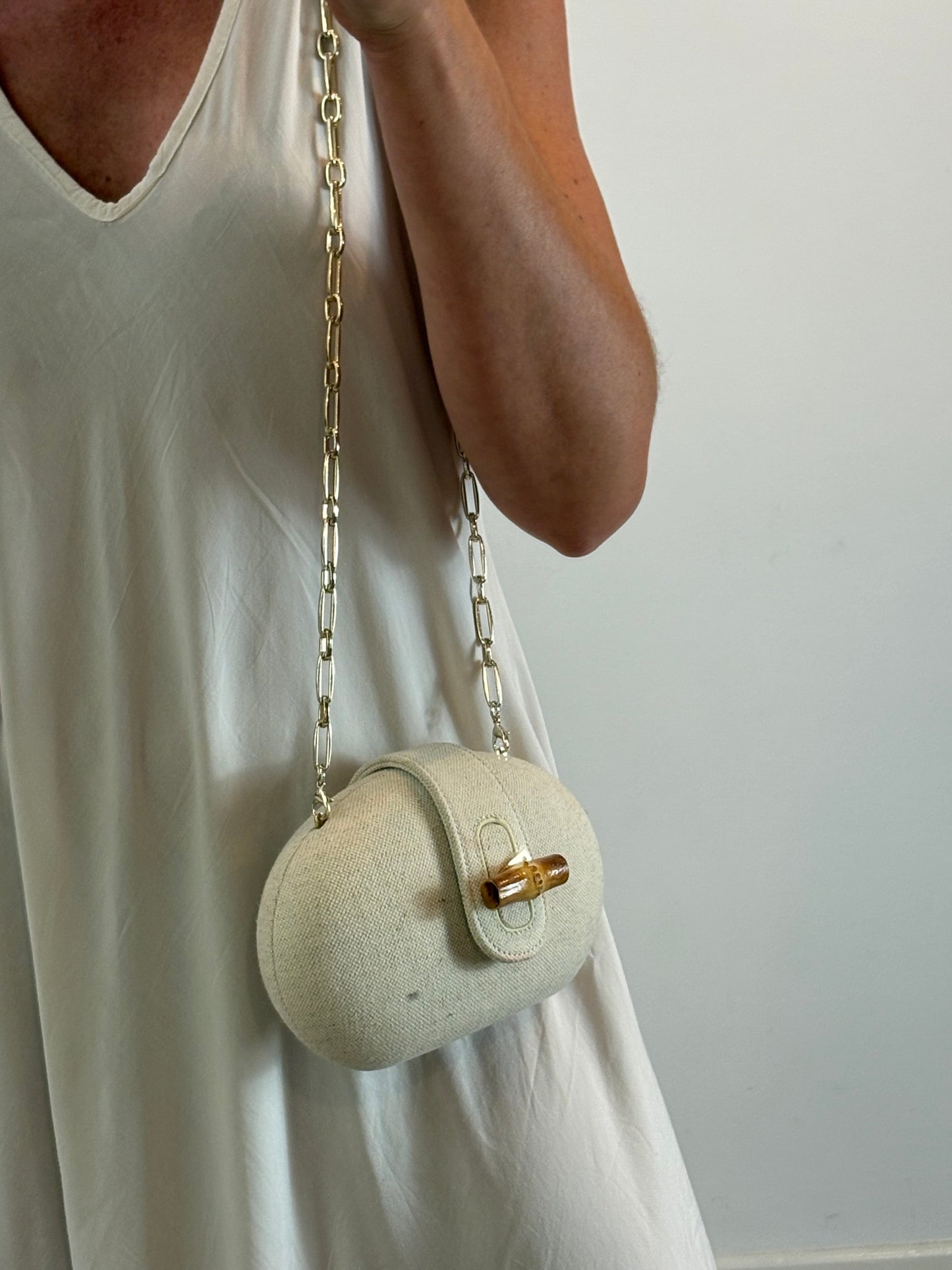 ZARA. Bolso beige cadena dorada