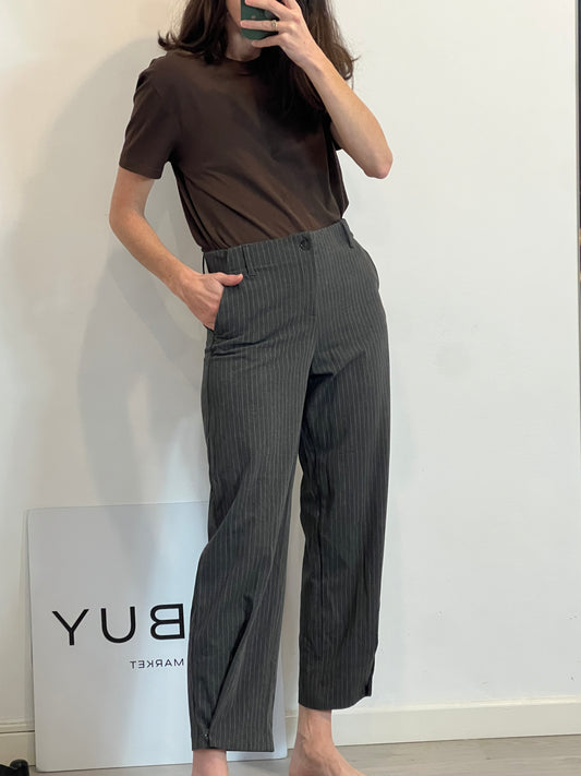 ZARA. Pantalón gris rayas y pinzas