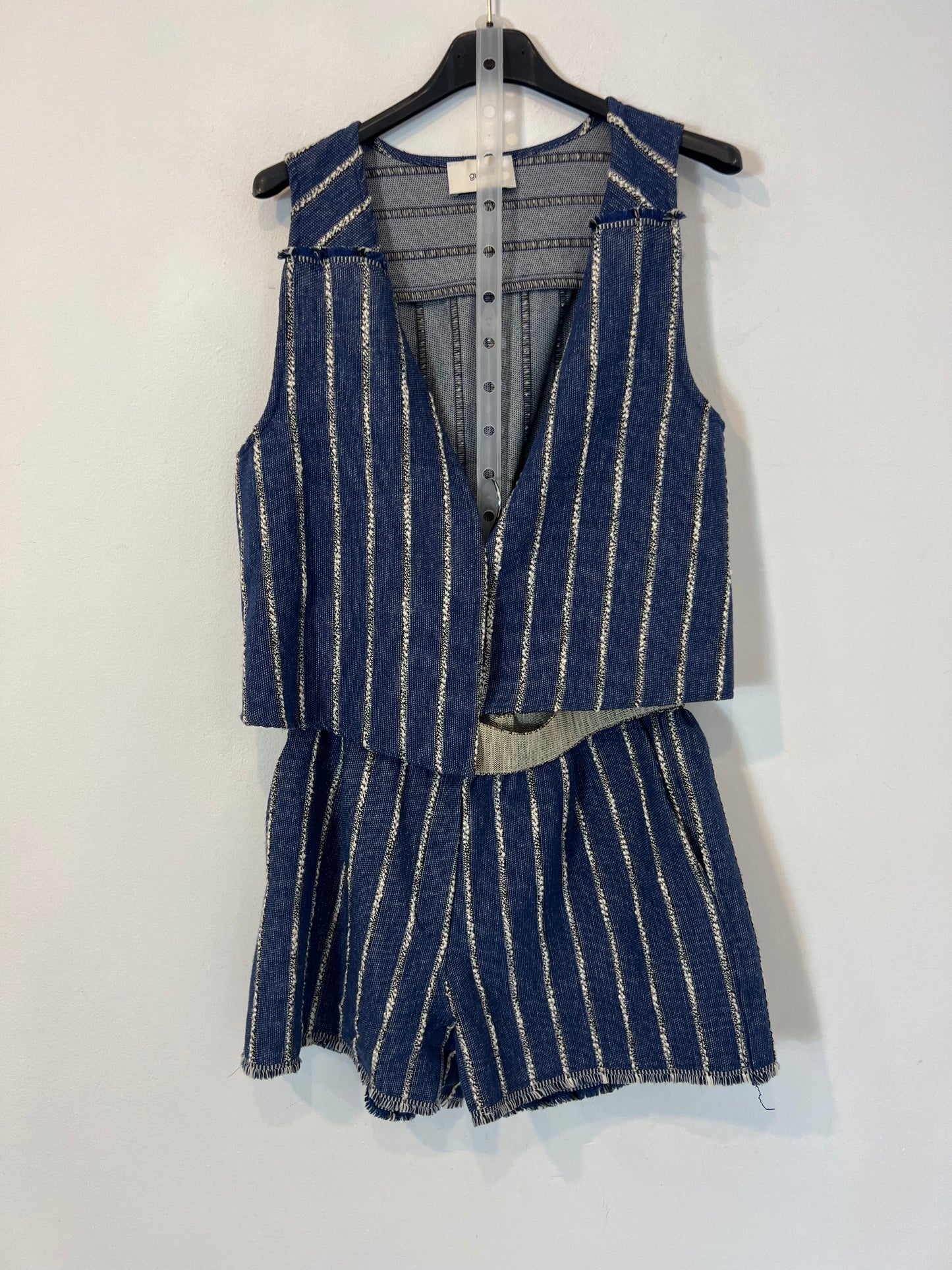 GUITARE. Conjunto chaleco y bermudas rayas T.M