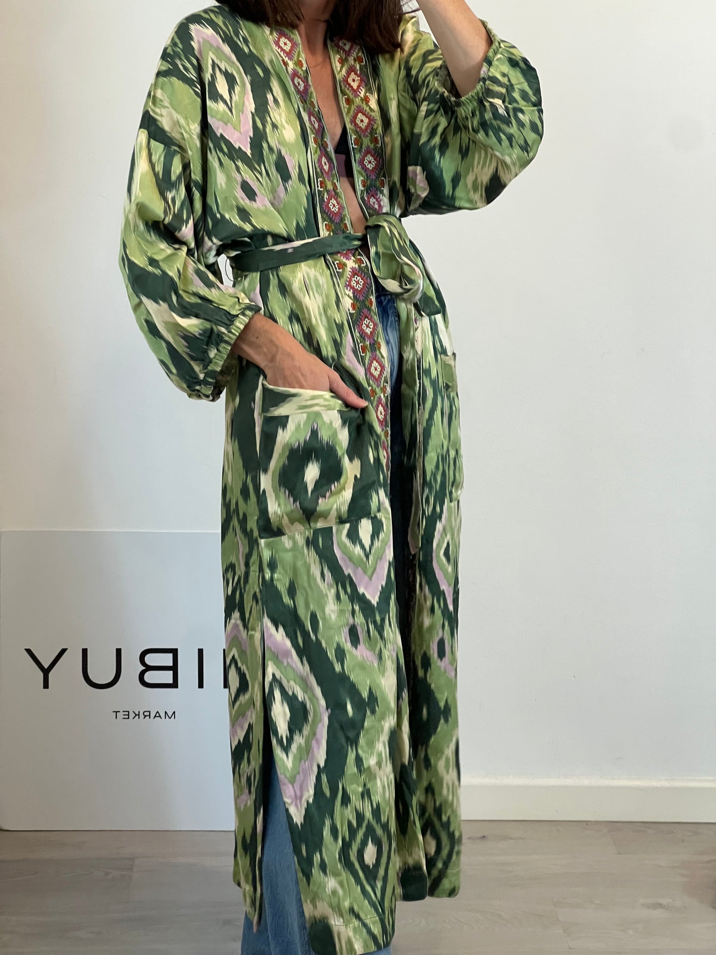 ZARA. kimono largo estampado y bordados. T M