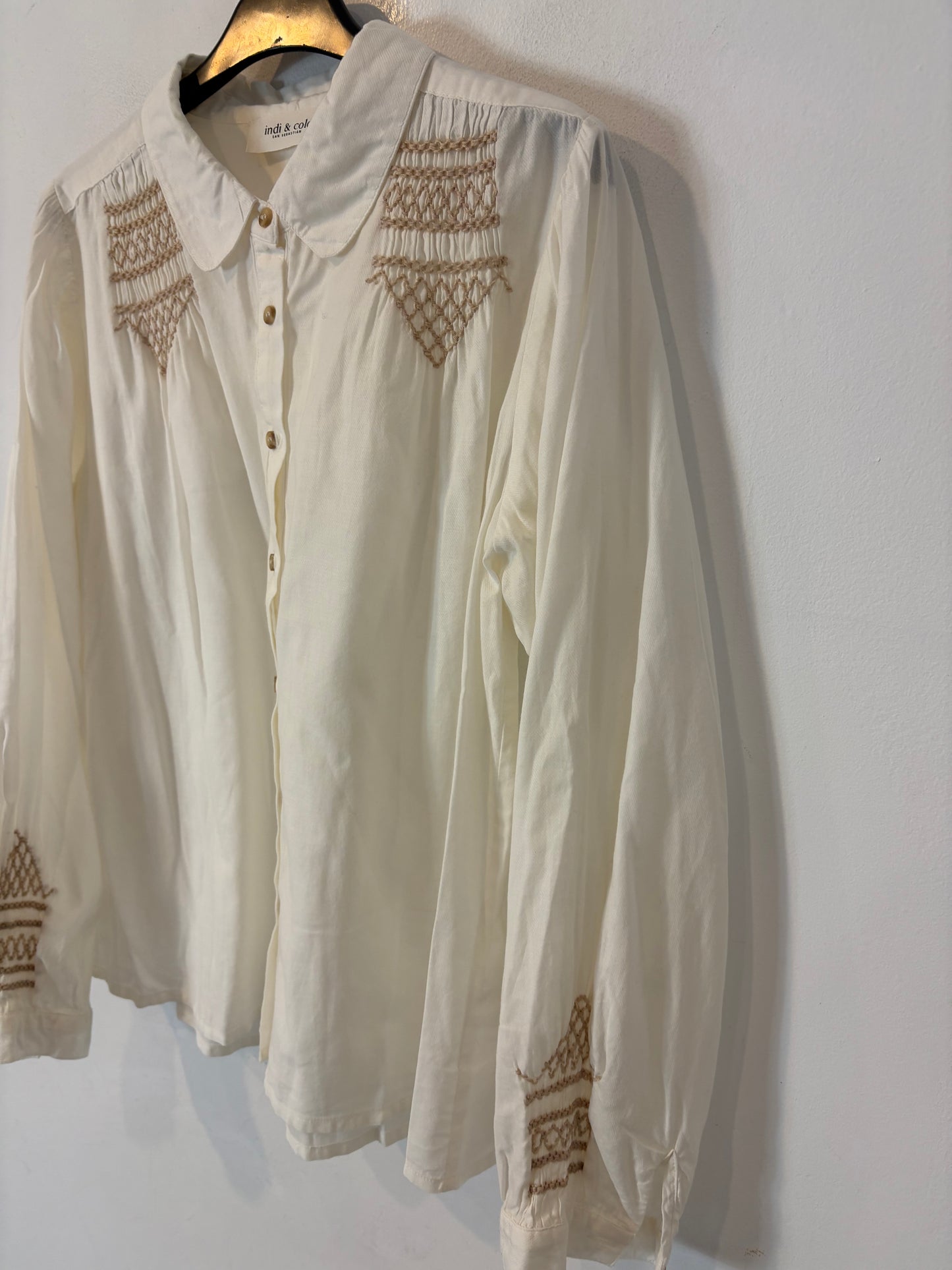 INDI & COLD. Blusa blanca nido de abeja