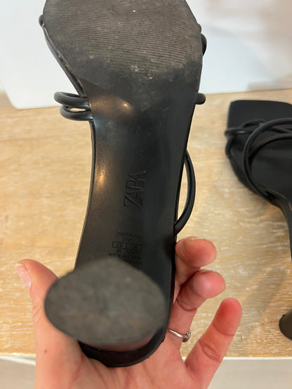 ZARA. Sandalia tiras negras T.38