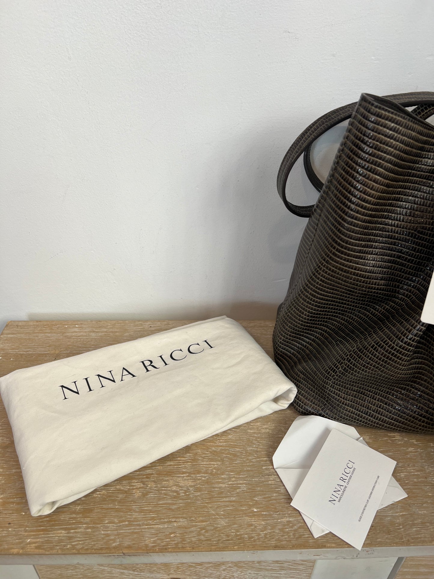 NINA RICCI. Bolso piel verde oliva