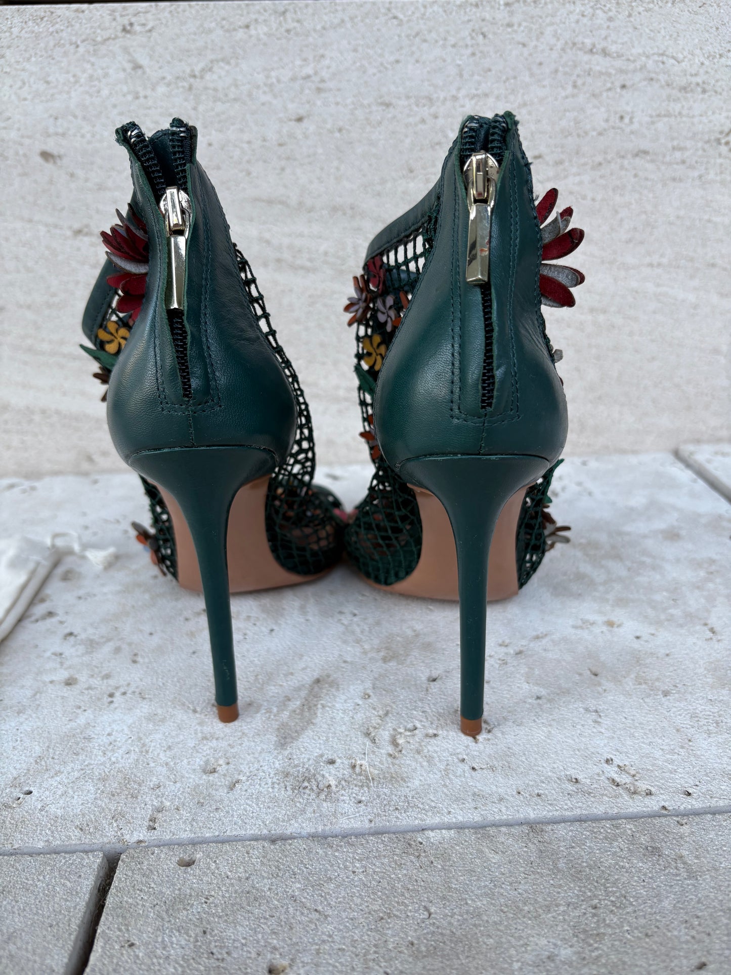 ZARA. Sandalias piel flores. T 36