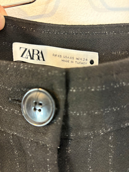 ZARA. Pantalón textura negro rayas