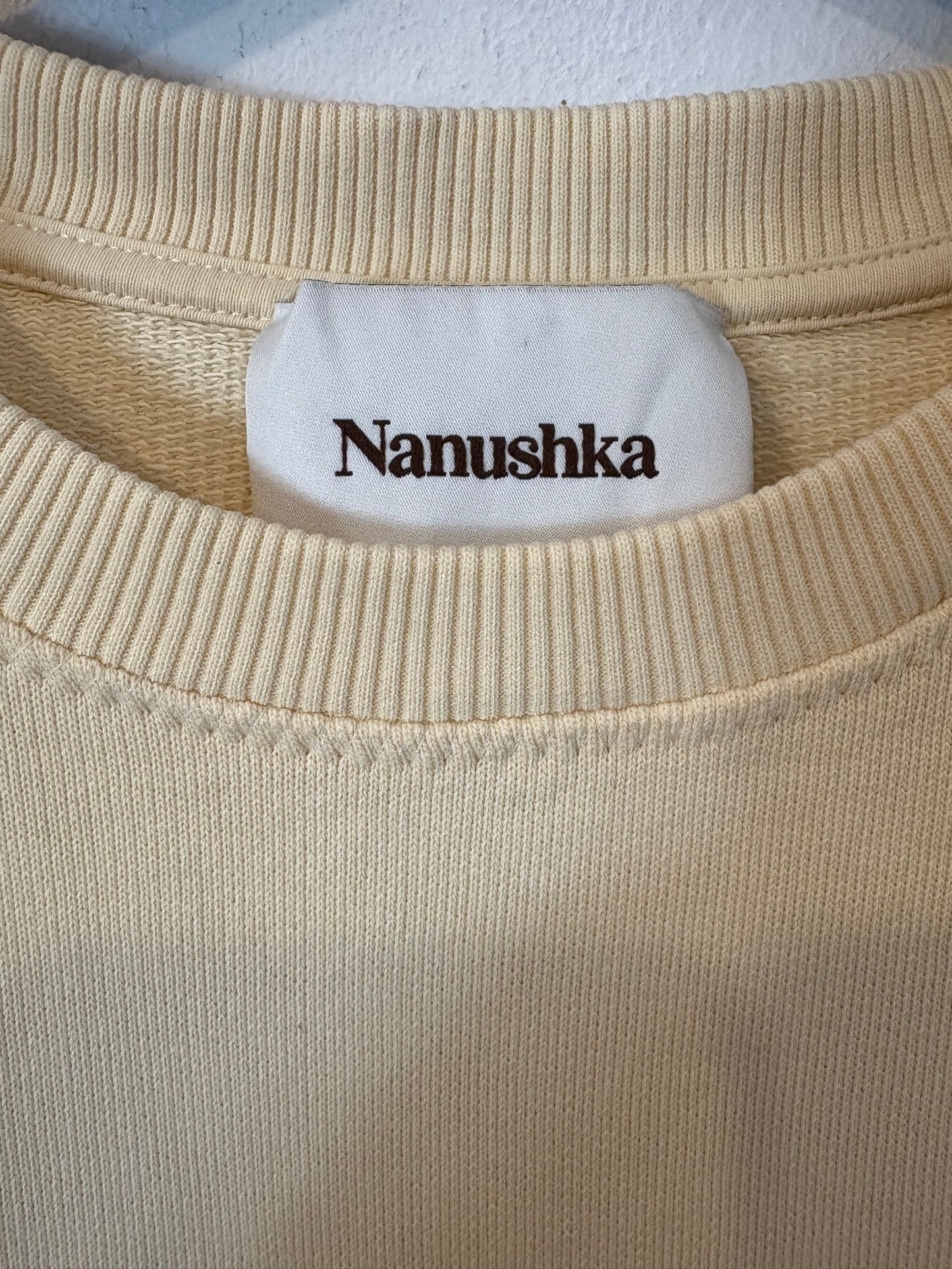NANUSHKA. Sudadera beige bordada