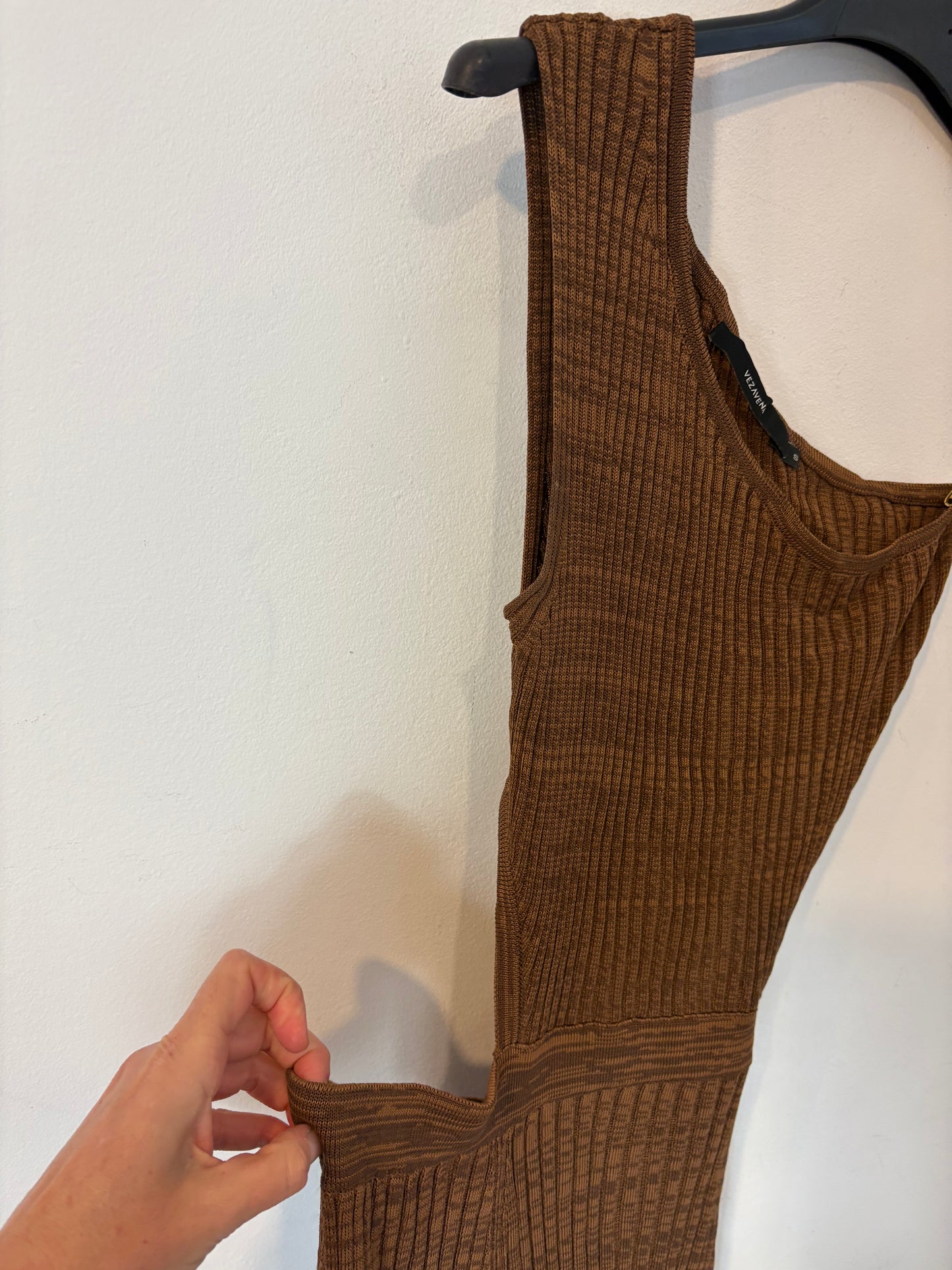 VEZAVENA. Vestido largo marrón aberturas