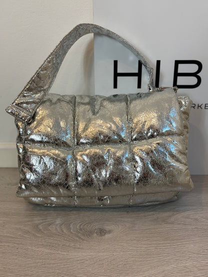 STAND STUDIO. Bolso plateado acolchado