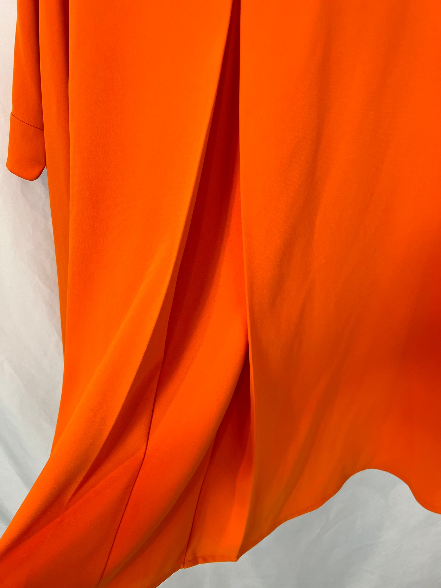 TARA JARMON. Top naranja asimétrico T.40