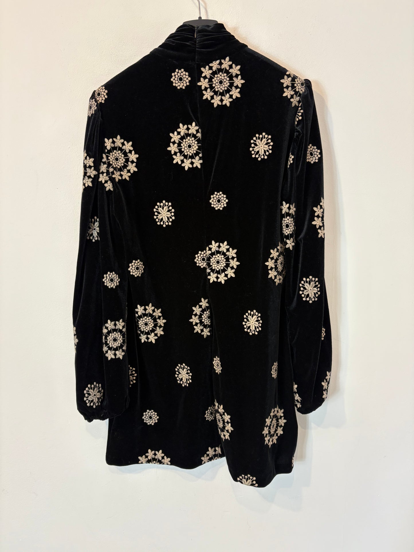 ZARA. Vestido corto terciopelo bordado