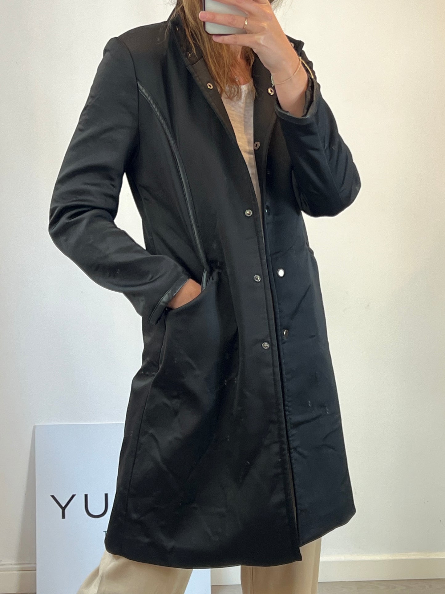 ADOLFO DOMINGUEZ. Abrigo negro detalles T.m