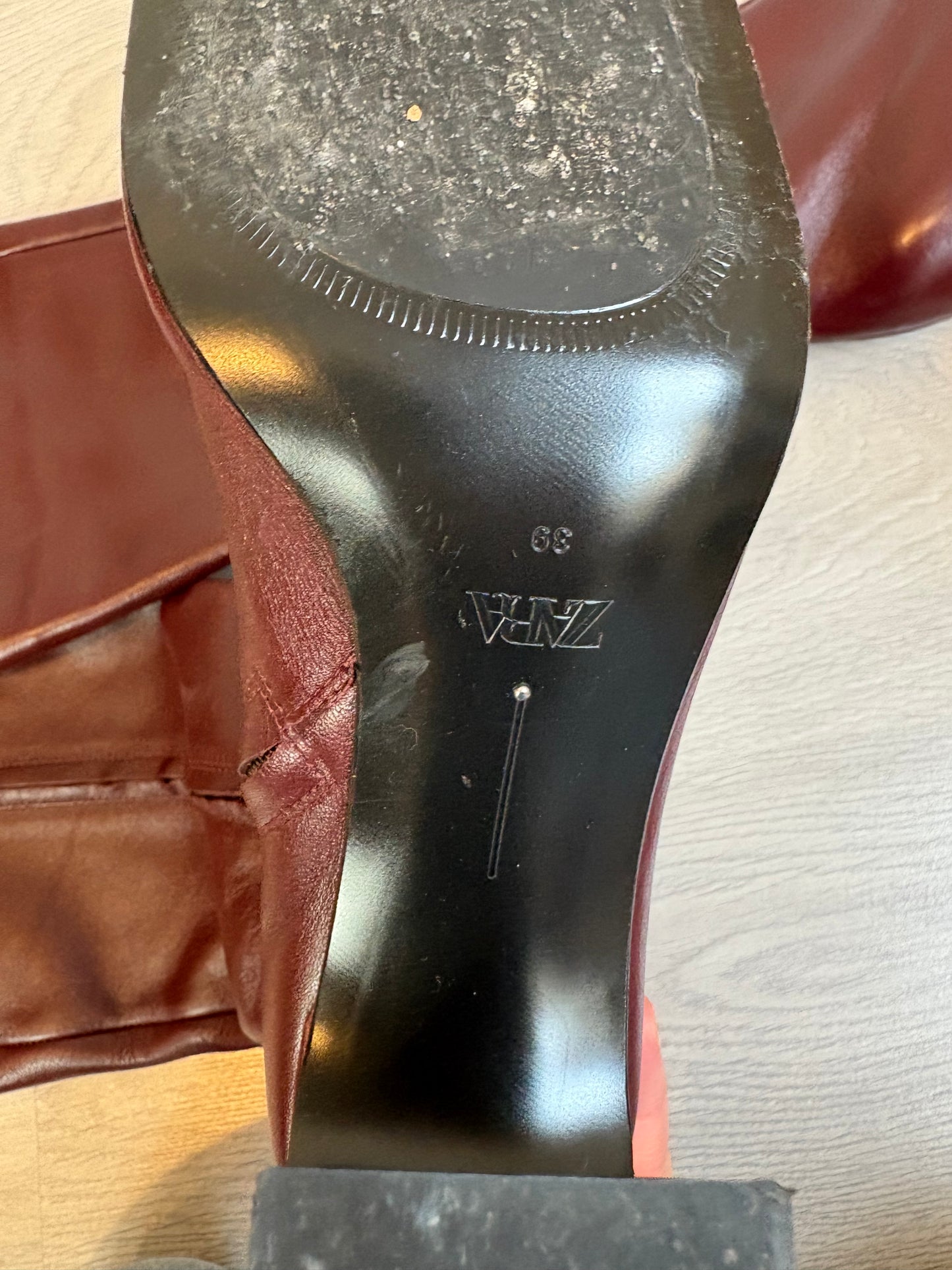 ZARA. Botas altas burdeos