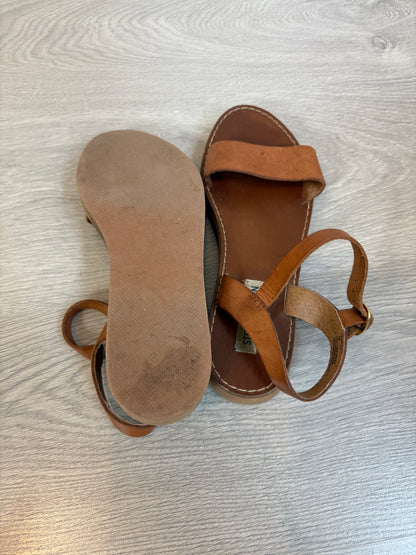 STEVE MADDEN. Sandalia marrón piel