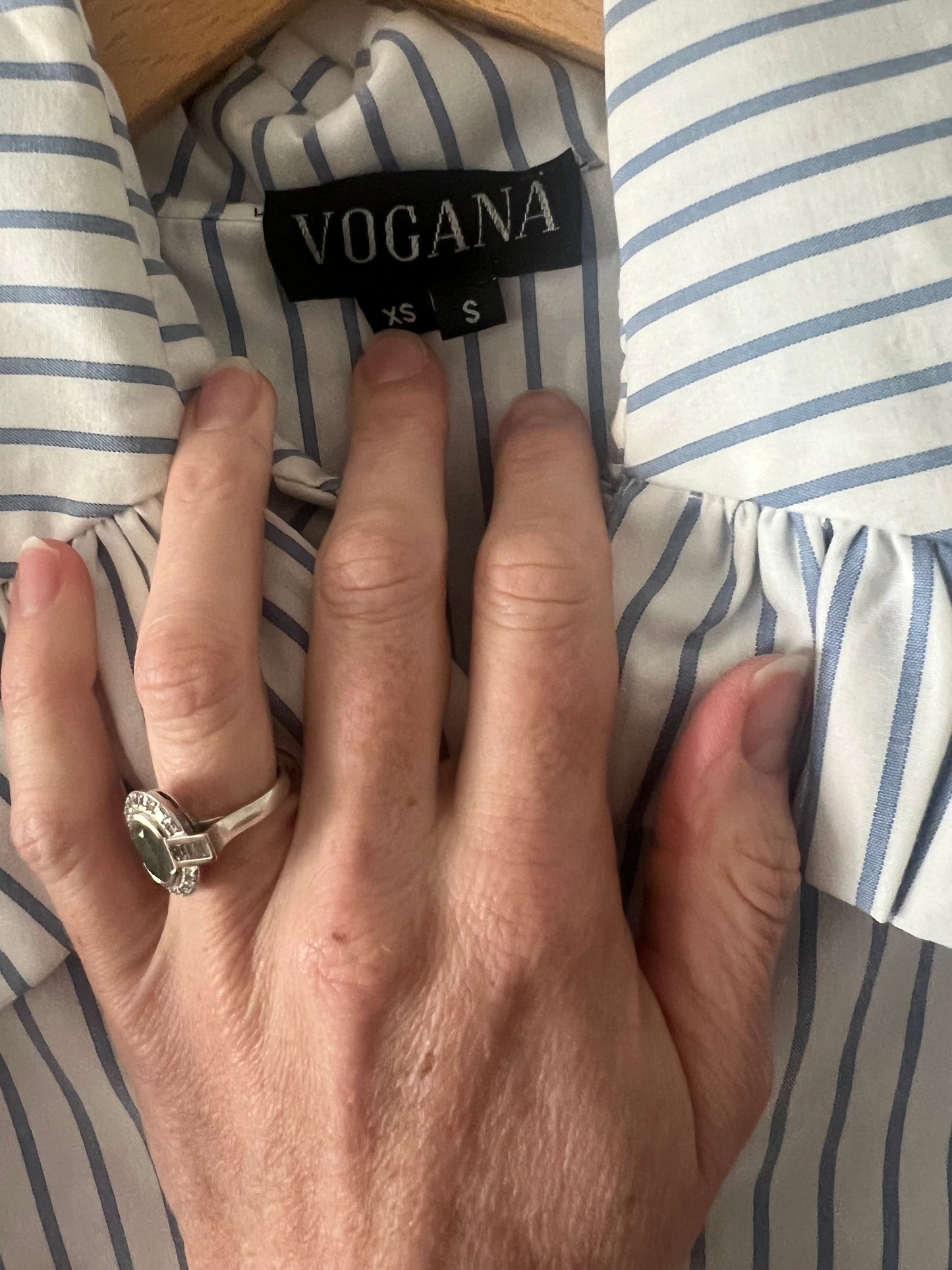 VOGANA. Blusa rayas cuello