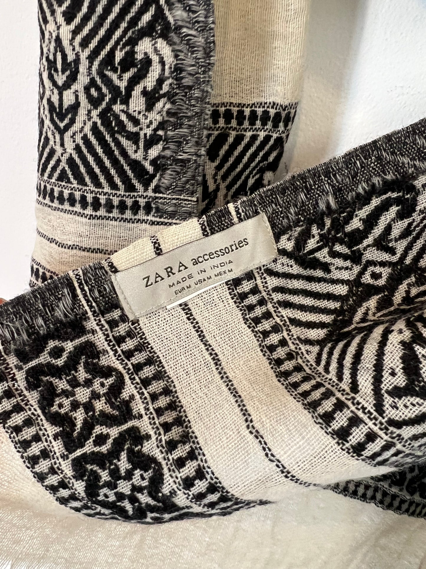 ZARA. Pañuelo beige detalles étnicos