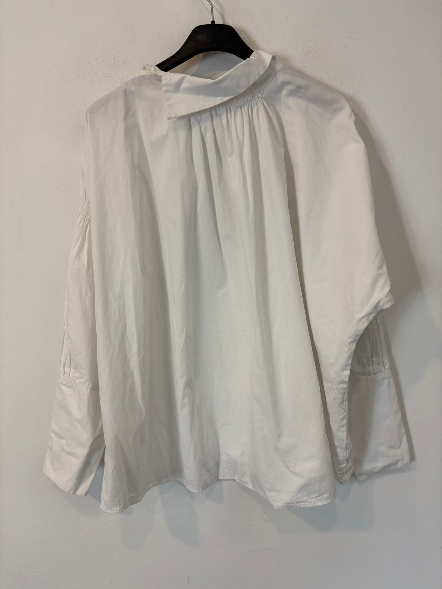 MAJE. Blusa blanca detalle cuello